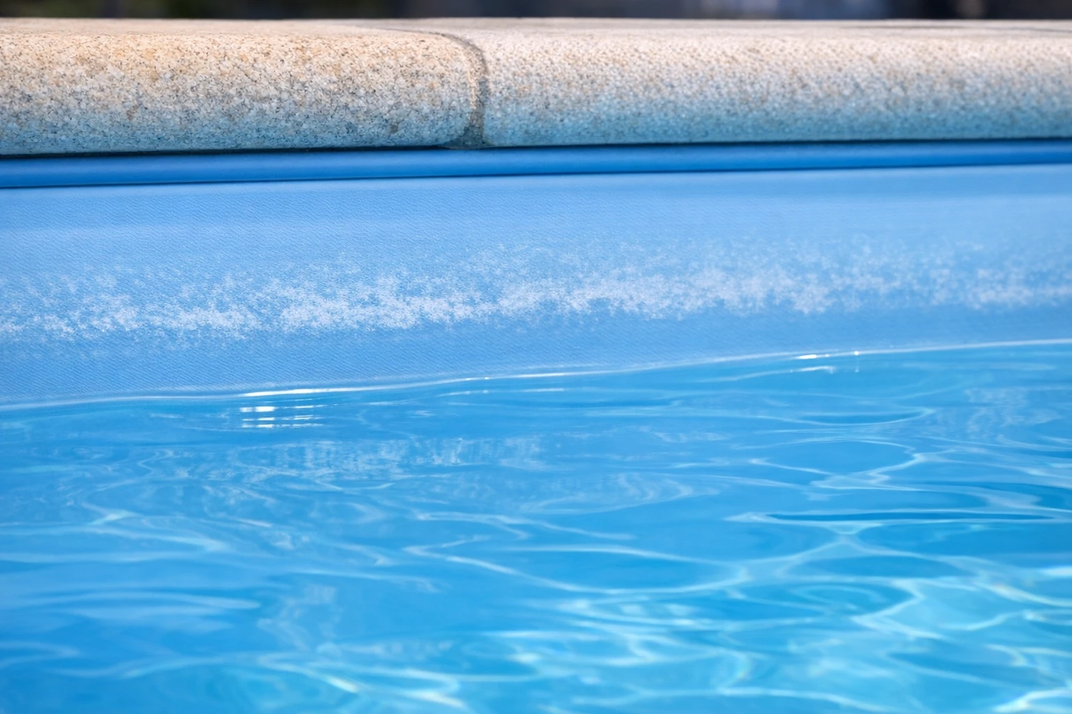 Osad wapienny w basenie - jak usunąć kamień i jak mu zapobiegać